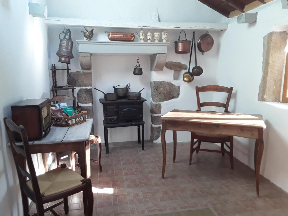 Bed and Breakfast La Belle Ame Saint-Priest-des-Champs Екстер'єр фото